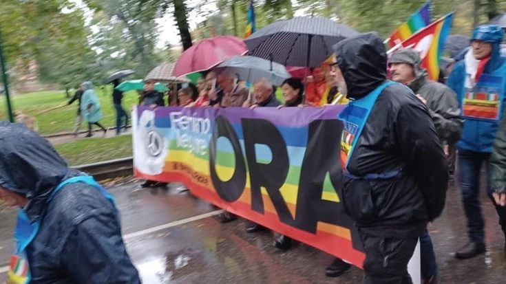 Milano, in migliaia sotto la pioggia al corteo per la Pace: “Fermiamo le guerre”