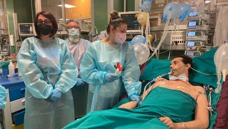 Il fatidico sì in terapia intensiva convinto di morire. Ma il cuore compatibile arriva, 12 ore dopo il matrimonio
