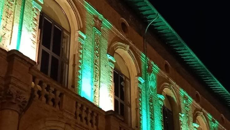 Palazzo del Podestà, Progetto Itaca lo illumina di verde: “Accendiamo una luce sulla salute mentale”