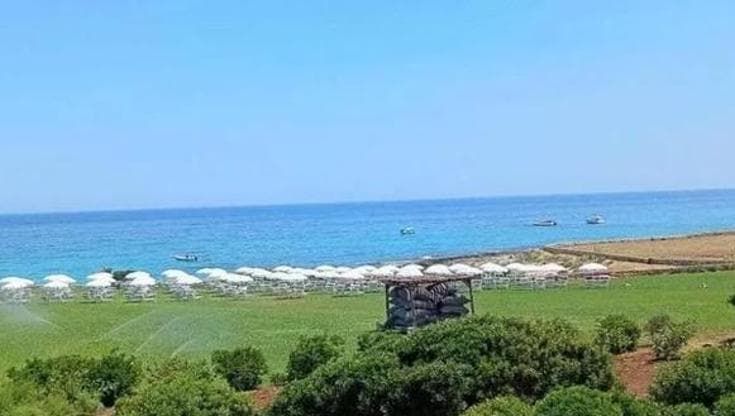 Lido vip a Costa Ripagnola, la società contro le critiche: “Prima sosta abusiva e muretti rotti”
