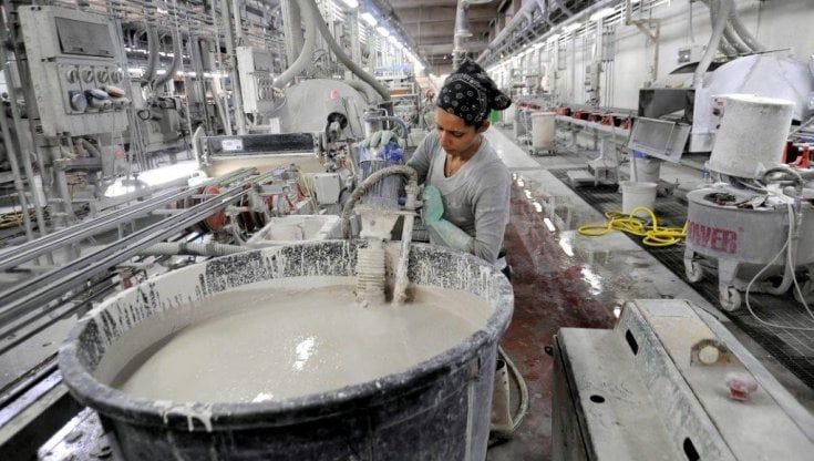 Olio di sansa, argilla sarda e concime dagli scarti: per le aziende italiane è produzione fai da te