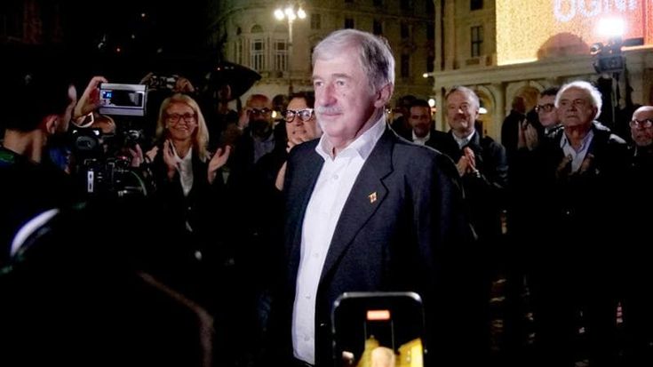 Un po’ per Bucci, un po’ per il Pd. Vecchioni e il verbo “erotao”