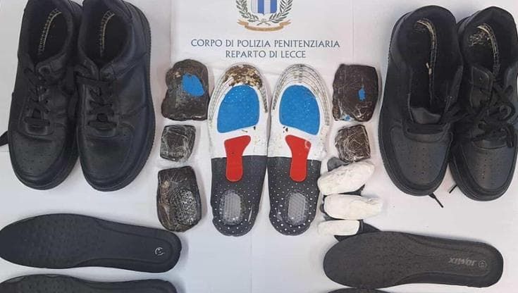 Va a trovare il padre in carcere con la droga nelle scarpe: 17enne arrestato a Lecce
