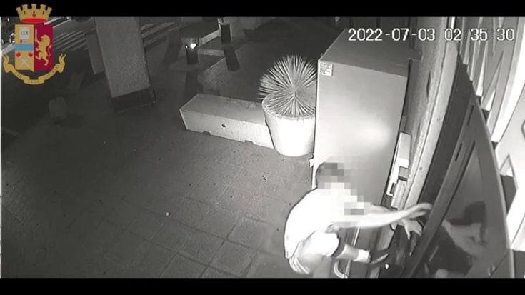 Sorprendono il ladro 16enne, condomini armati di bastoni lo accerchiano e tentano di linciarlo