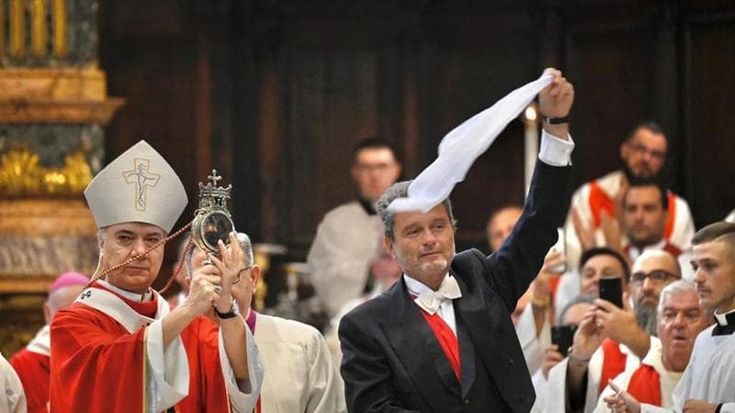 Miracolo di San Gennaro: sangue già sciolto. L’arcivescovo: “È l’immagine della ferita sempre viva della città”