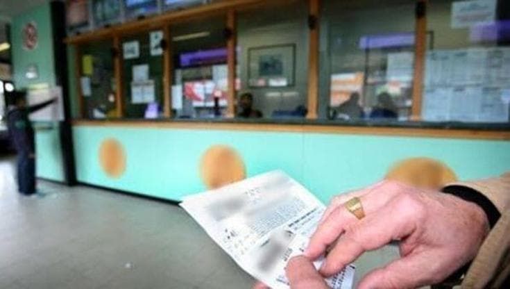 Napoli, 67enne ruba la pensione a 83enne e spende i soldi in scommesse: arrestato