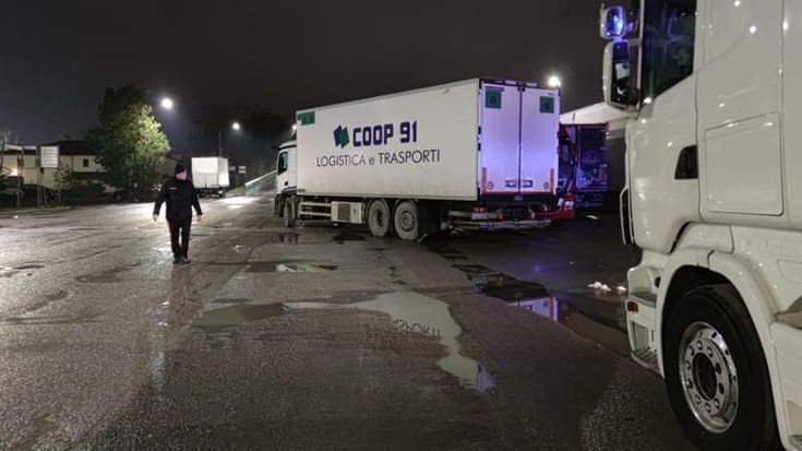 Investita da un tir in retromarcia, muore donna a Campi Bisenzio. I sindacati: “Aspettava il bus dopo il lavoro, da anni diciamo che quella fermata è pericolosa: sciopero”