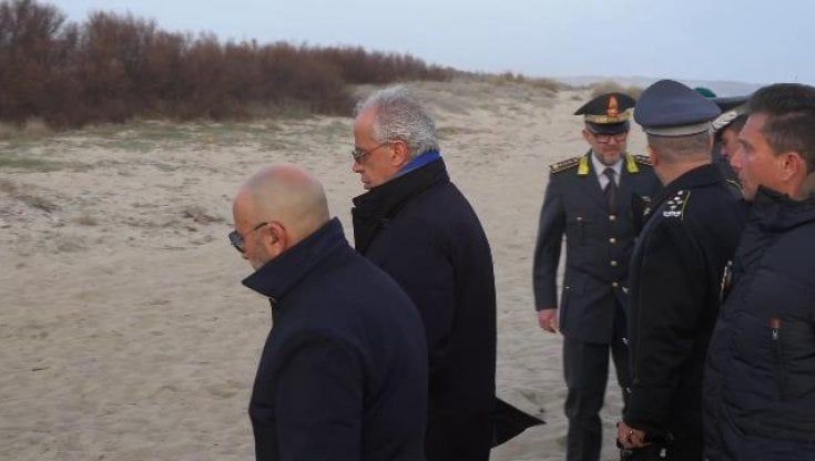 Naufragio di Cutro, Piantedosi: "Colpa di genitori irresponsabili". E' bufera: "Disumano"
