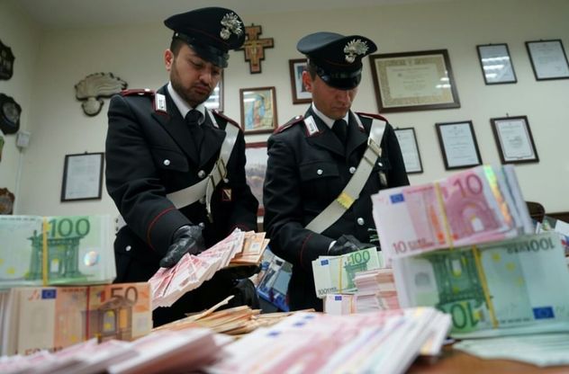 Sequestrati 53 milioni di euro falsi, dieci ore per contarli