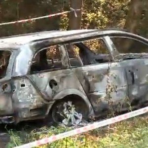 Bergamo, cadavere carbonizzato ritrovato nel bagagliaio di un'auto: è stata data alle fiamme nei boschi