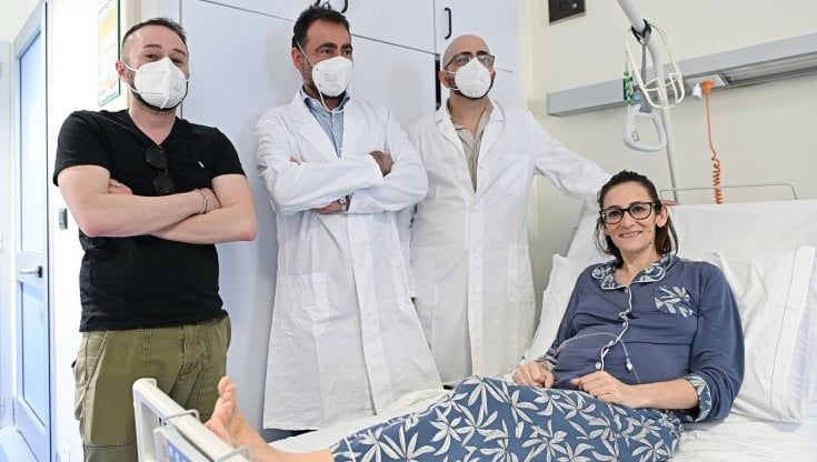 Operata da sveglia, salva donna incinta con una grave infezione