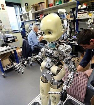 Industria, il mondo in mano ai robot. Ma il lavoro resisterà all'automazione