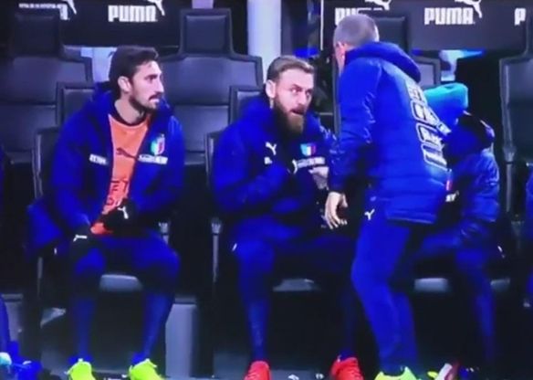 Italia eliminata, De Rossi litiga in panchina: "Entro io? Dovemo vince, non pareggià" 