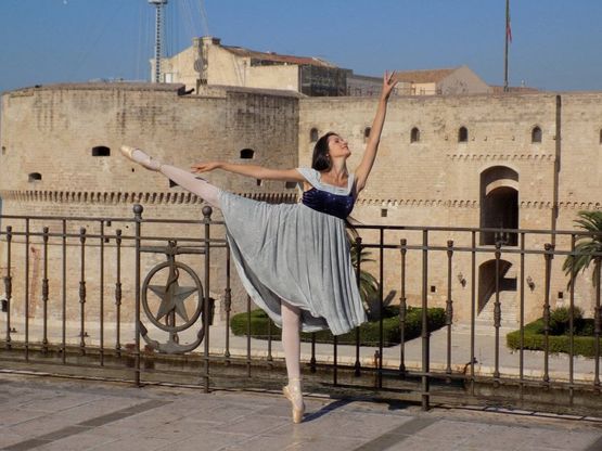 In punta di piedi nei castelli di Puglia: l'album d'autore
