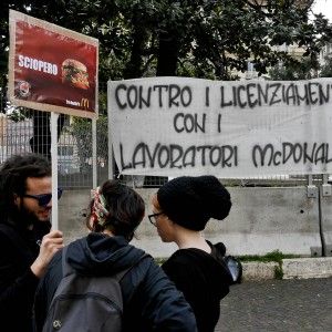 Vertenza McDonald's, studenti e lavoratori in presidio in piazza Municipio