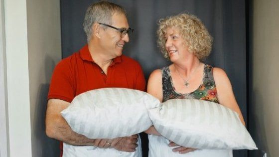 Airbnb, coppia di pensionati da record: mille notti nelle case degli altri