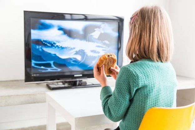 Le 10 regole per evitare bruciori agli occhi ai bambini davanti agli schermi 