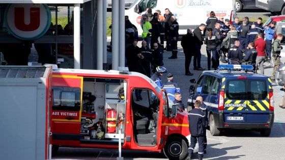 Trèbes, la Francia celebra l'agente eroe che ha preso il posto degli ostaggi