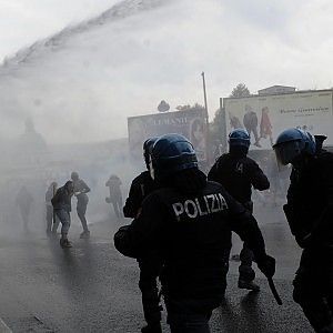 Napoli, tensioni al corteo contro la Bce