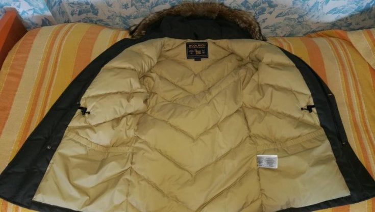 Giubbini Woolrich, Nike e Adidas falsi, indagati marito e moglie: "Pubblicità su Facebook e appuntamenti a casa con i clienti"