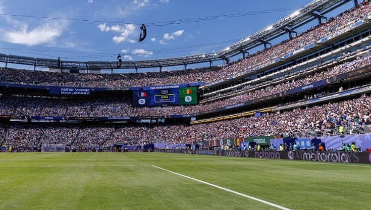 Il terreno è un disastro, polemica sullo stadio della finale dei Mondiali. Rabiot: “Non si può definire campo”