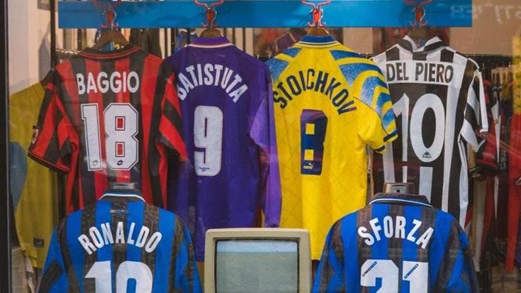 Da Maldini a Ronaldo, da Baggio a Batistuta: il negozio delle maglie della grande Serie A