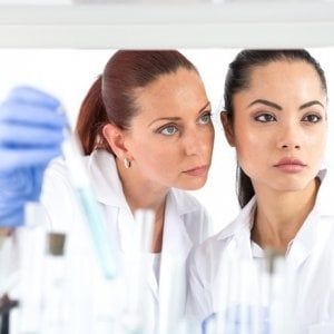 Oncologi e pazienti: “La norma sul conflitto d’interessi blocca la ricerca e l’innovazione delle cure”