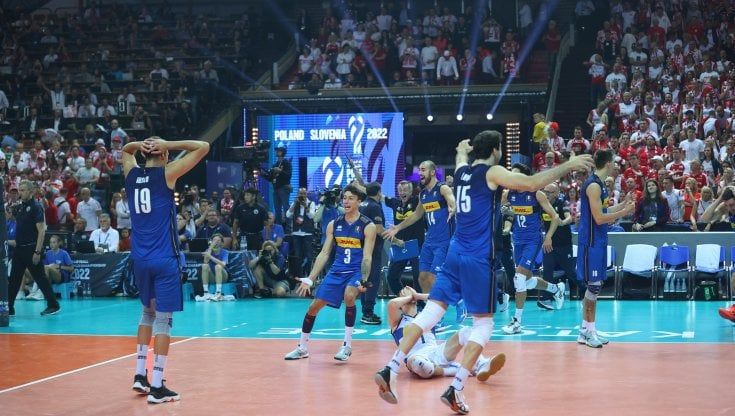 Sorrisi, occhiaie e medaglie d'oro: la notte di festa dell'Italvolley mondiale