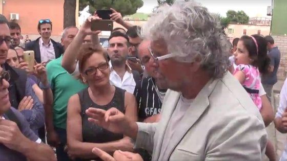 Taranto, Beppe Grillo in città per le comunali: "L'Ilva diventi un museo di archeologia industriale"