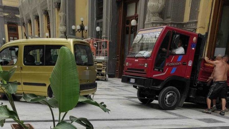 Sfregio alla Galleria Principe di Napoli, camion entra e sfonda una grata 