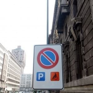Parcheggia nel posto dei disabili, condannato per violenza privata 