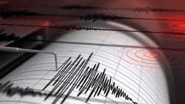 Terremoto ai Campi Flegrei: 100 scosse, la più forte magnitudo 4. Cede costone, sgomberato edificio