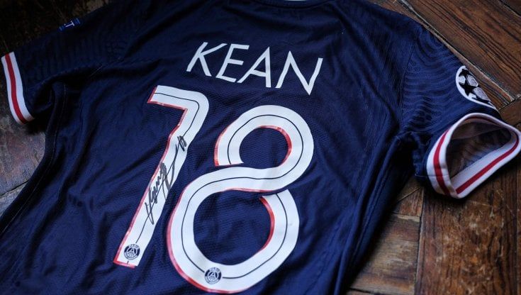 Kean nella periferia di Parigi, distribuisce pasti ai senzatetto