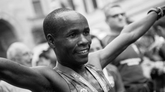 Moses il runner contadino: un paio di vecchie scarpe e il sogno di una vita da campione