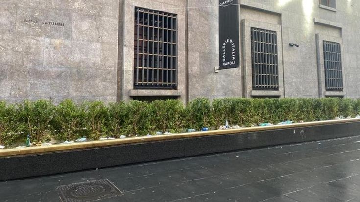 Via Toledo, l’ex sede del Banco di Napoli discarica a cielo aperto. “Banchettano e lasciano qui”