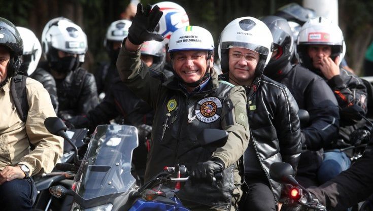 Brasile, migliaia senza mascherina al raduno motociclistico pro-Bolsonaro. Multato anche il presidente 
