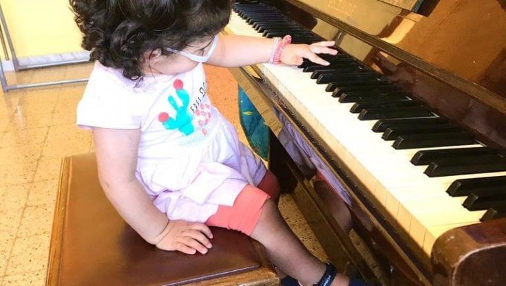 Miriam, la bimba che non poteva sorridere: "Una rara sindrome le blocca il viso ma grazie alla musicoterapia sta reagendo"