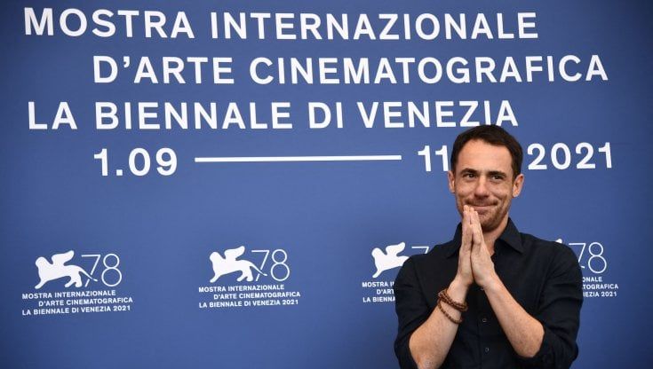 Venezia 78, Elio Germano: "Il modello vincente imposto a noi uomini ci sta rovinando la vita"