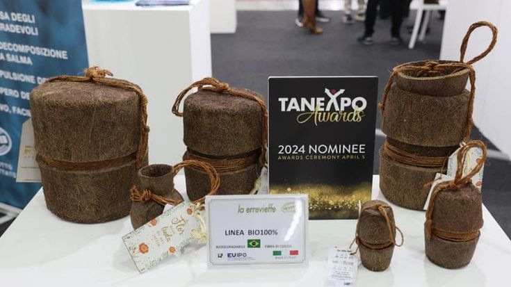 Alla fiera del caro estinto a Bologna anche l’urna diventa bio e pret-à-porter