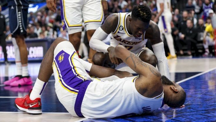 Basket Nba, LeBron James si infortuna alla caviglia: rischia di tornare solo per i playoff