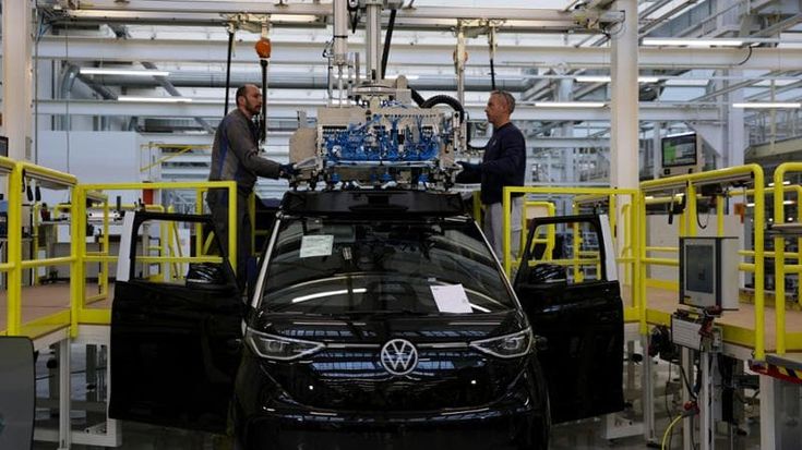 Il governo tedesco dice sì all’intesa per Volkswagen. I sindacati: “È solo una tregua”