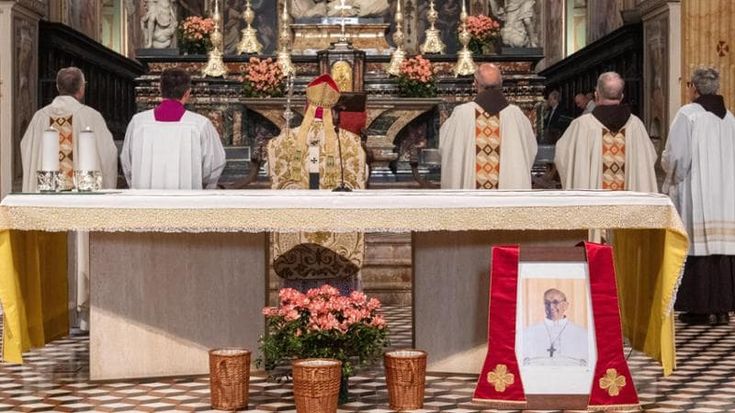 Duomo gremito per Papa Francesco, Delpini: “Come un profeta, ha invocato ostinatamente la pace”