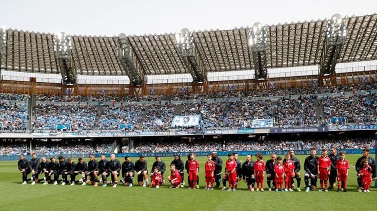 Napoli, giocatori in ginocchio per dire no al razzismo: il gesto prima del match con l’Atalanta