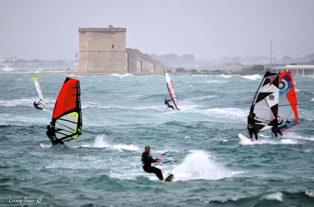 Salento, kitesurf d'autunno: anche il vento si colora