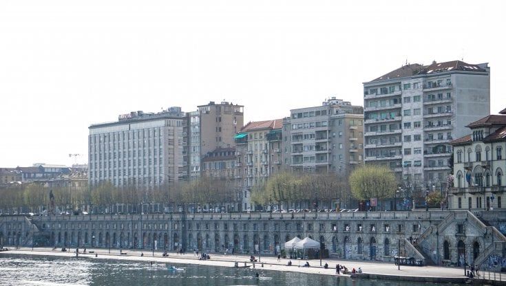 Luci spente sui Murazzi, per la riapertura bisogna aspettare la primavera