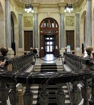 La rivoluzione digitale svuota le banche, la sfida adesso è con i big della Rete