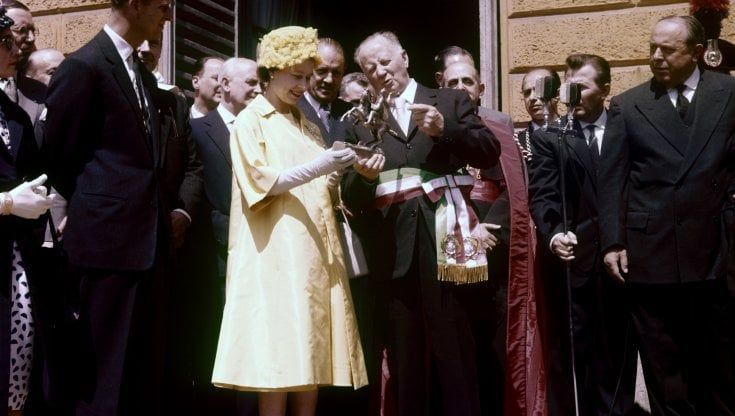 Dalle lodi a Cavour fino al Punt e Mes, così la regina Elisabetta conquistò Torino