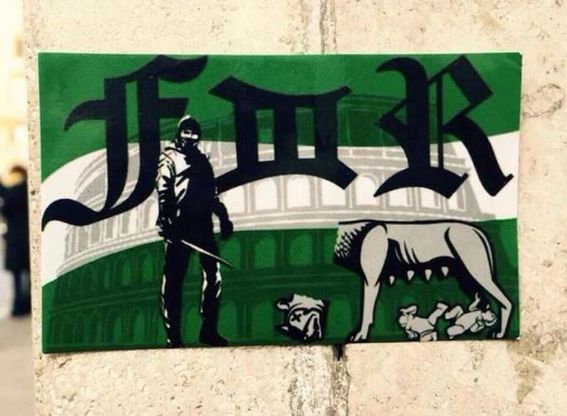 Adesivo shock dei tifosi del Feyenoord con la Lupa capitolina decapitata
