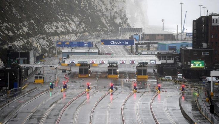 Il nuovo Covid spaventa i mercati, ma le Borse Ue chiudono in volata: Milano +2% 