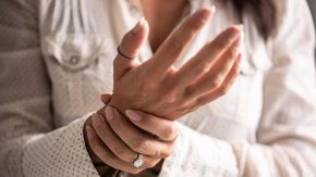Donne, più dolore degli uomini in tutto il corpo: lo studio su oltre 6 milioni di persone
